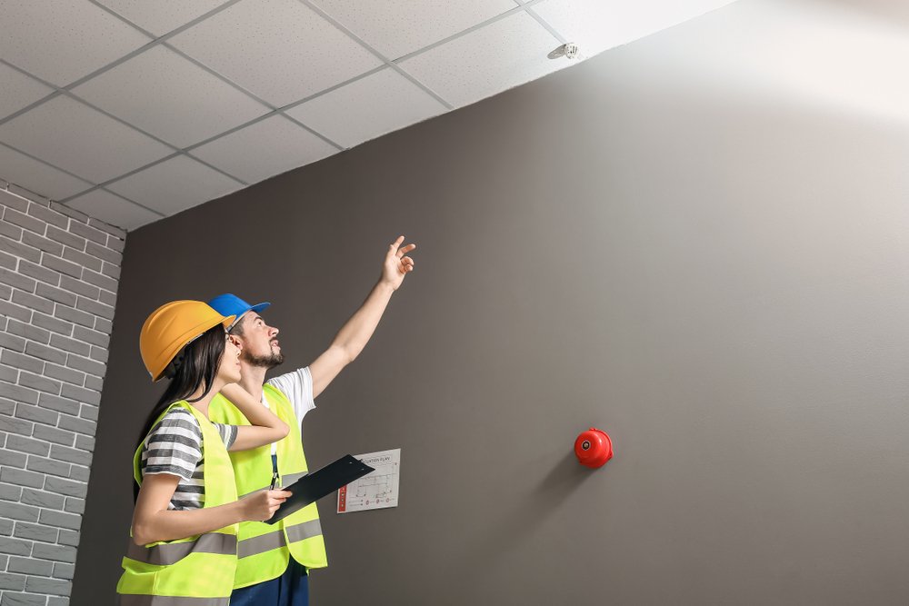 Renovlies voorbereiden in Amsterdam voor een goede ondergrond en hechting van het behang.