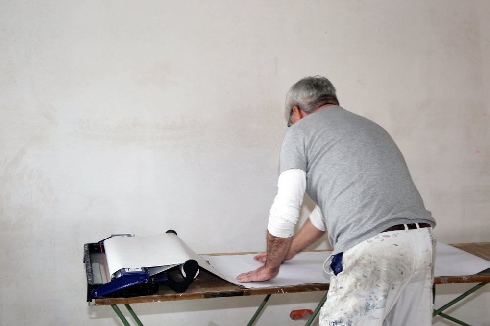 Renovlies aanbrengen in Amsterdam. Ontdek de materialen en beste techniek om te behangen met renovlies behang.